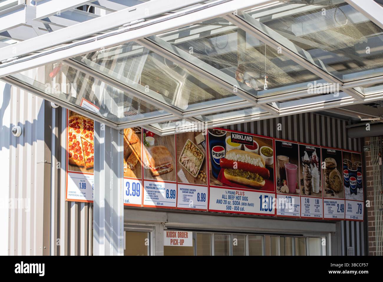Das Food Court-Menü, das eine Reihe beliebter Grundnahrungsmittel enthält, ist in einem Costco-Geschäft in New Orleans, Louisiana, zu sehen. Stockfoto