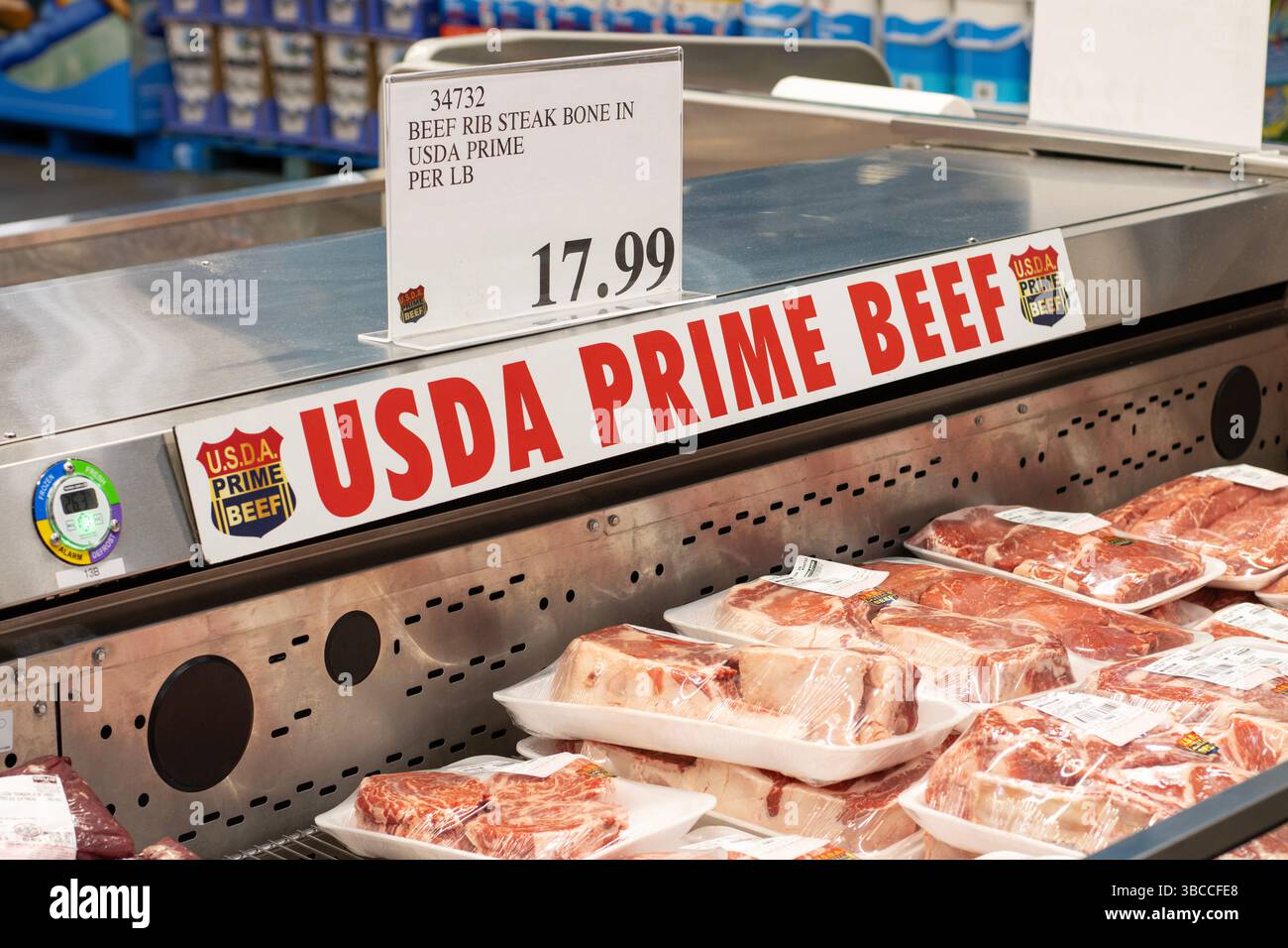 USDA Prime Beef Rib Steak in der Kühlbox in einem Costco Laden. Stockfoto