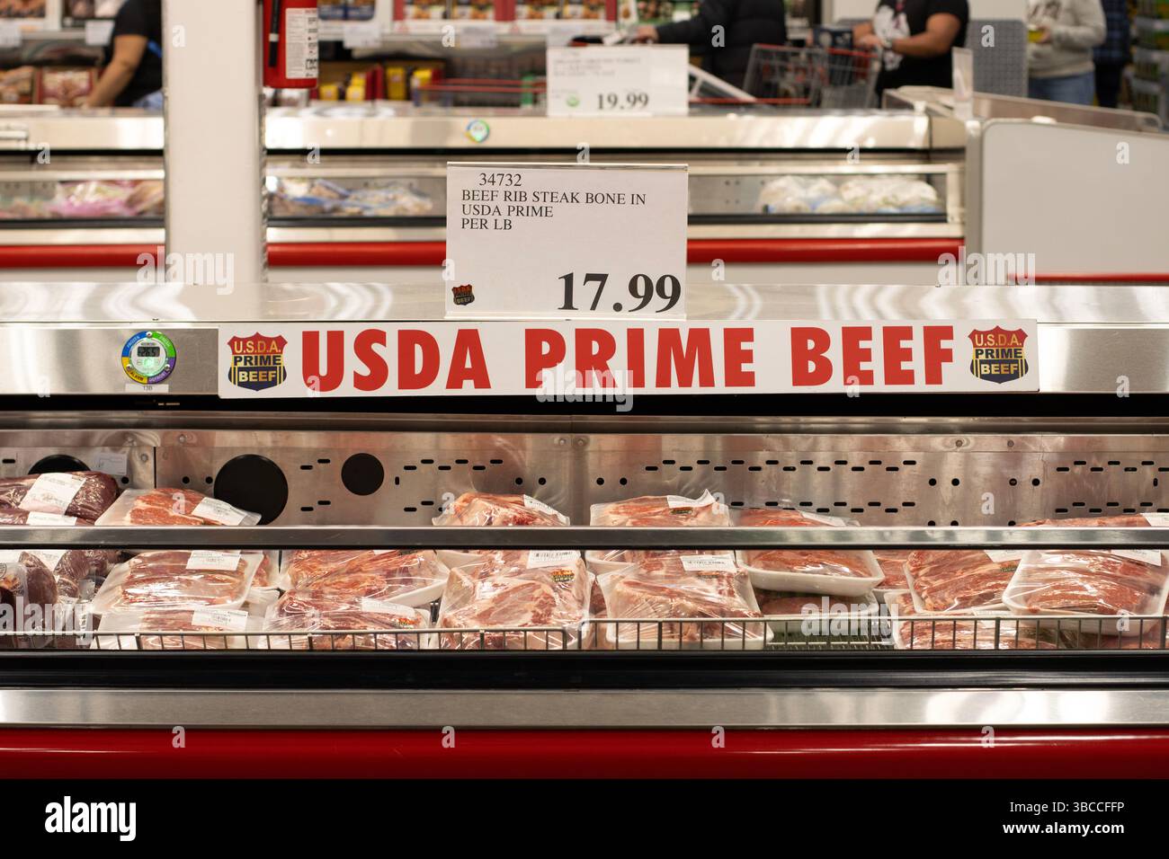 USDA Prime Beef Rib Steak in der Kühlbox in einem Costco Laden. Stockfoto