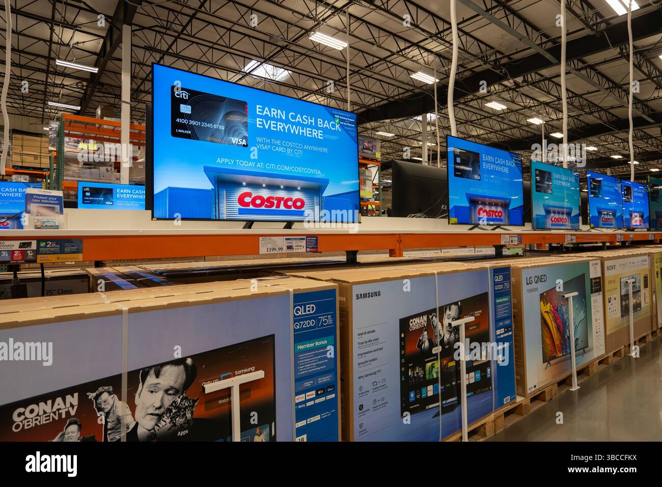 Werbung für die Citi Costco Kreditkarte ist auf den Bildschirmen von Fernsehern zu sehen, die in einem Costco-Geschäft in Tigard, Oregon, ausgestellt werden. Stockfoto