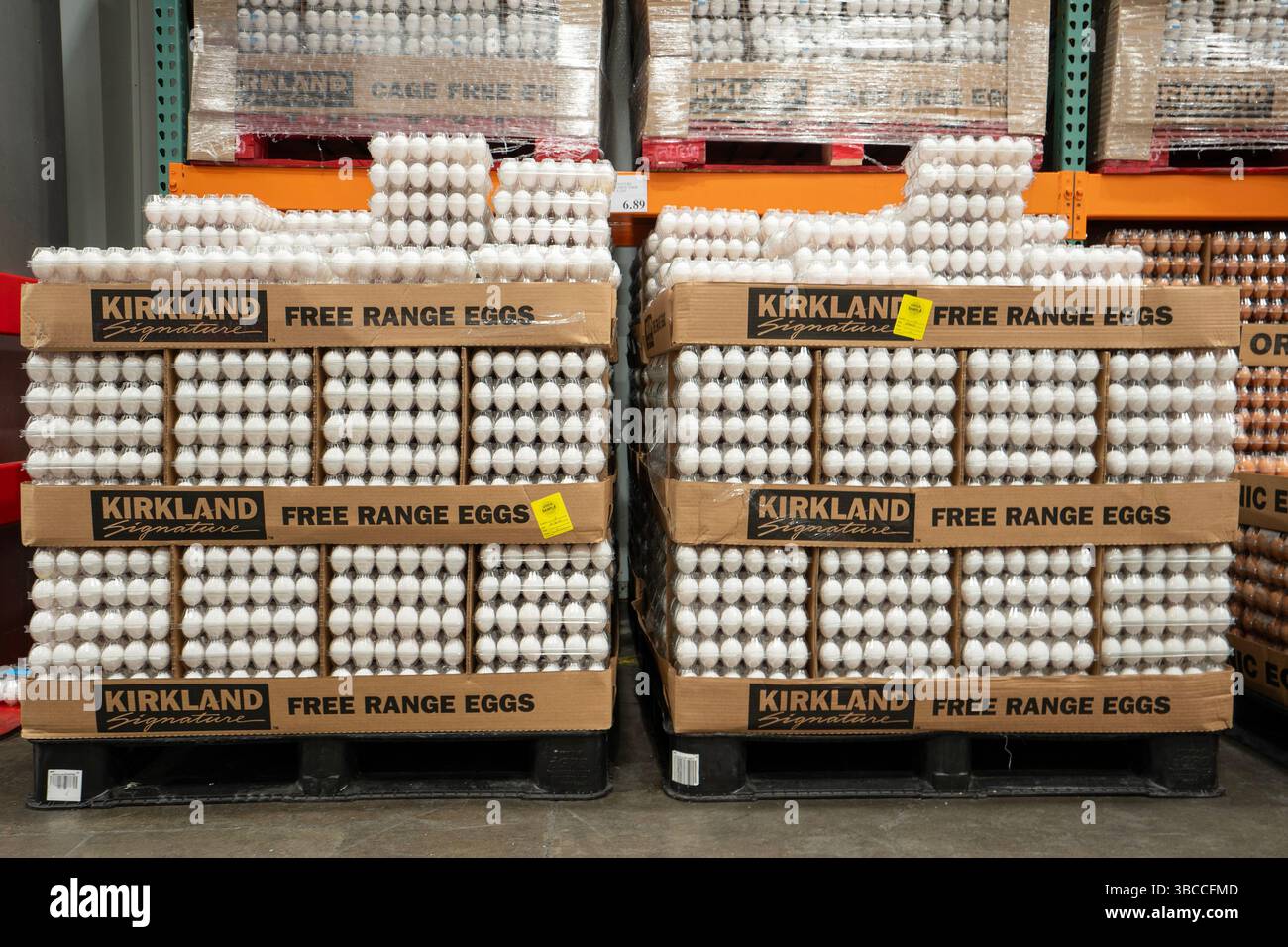 Freilandeier unter dem Kirkland Signature Label in einem Costco-Geschäft in Tigard, Oregon. Stockfoto