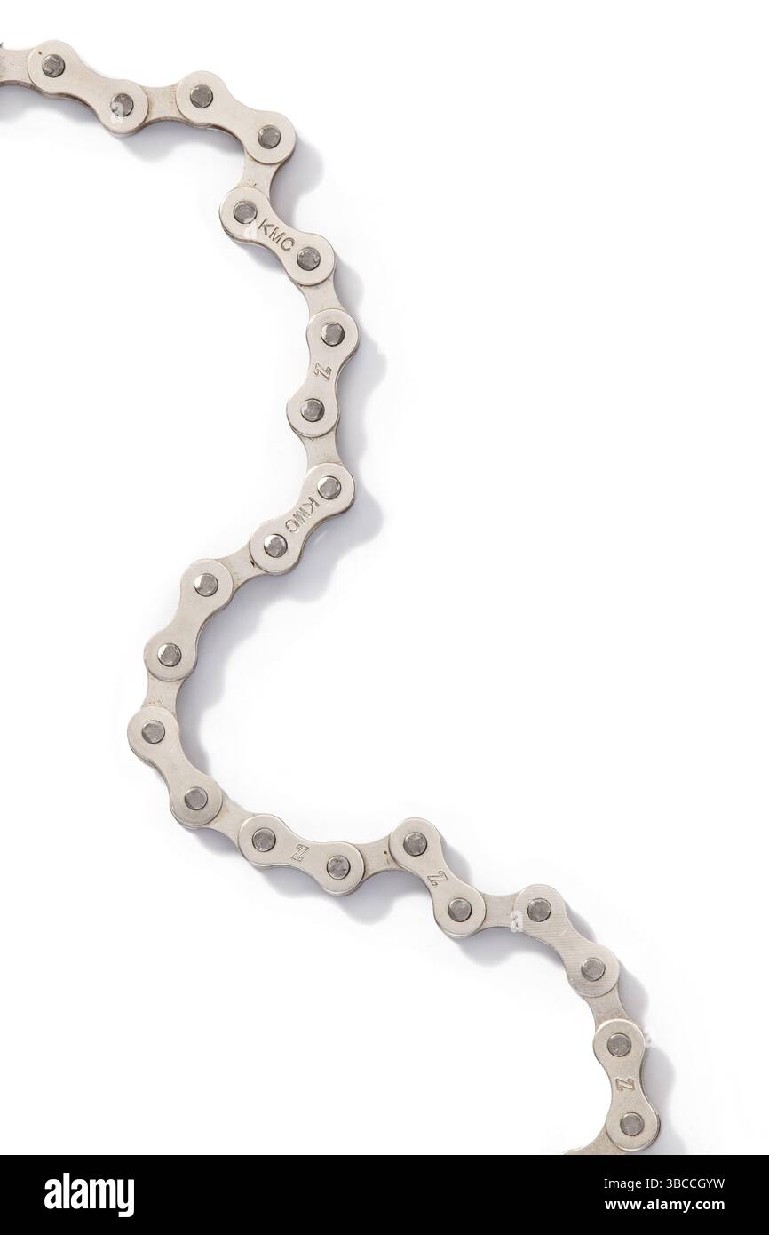 Fahrradkette auf weiß fotografiert auf weißem Hintergrund Stockfoto