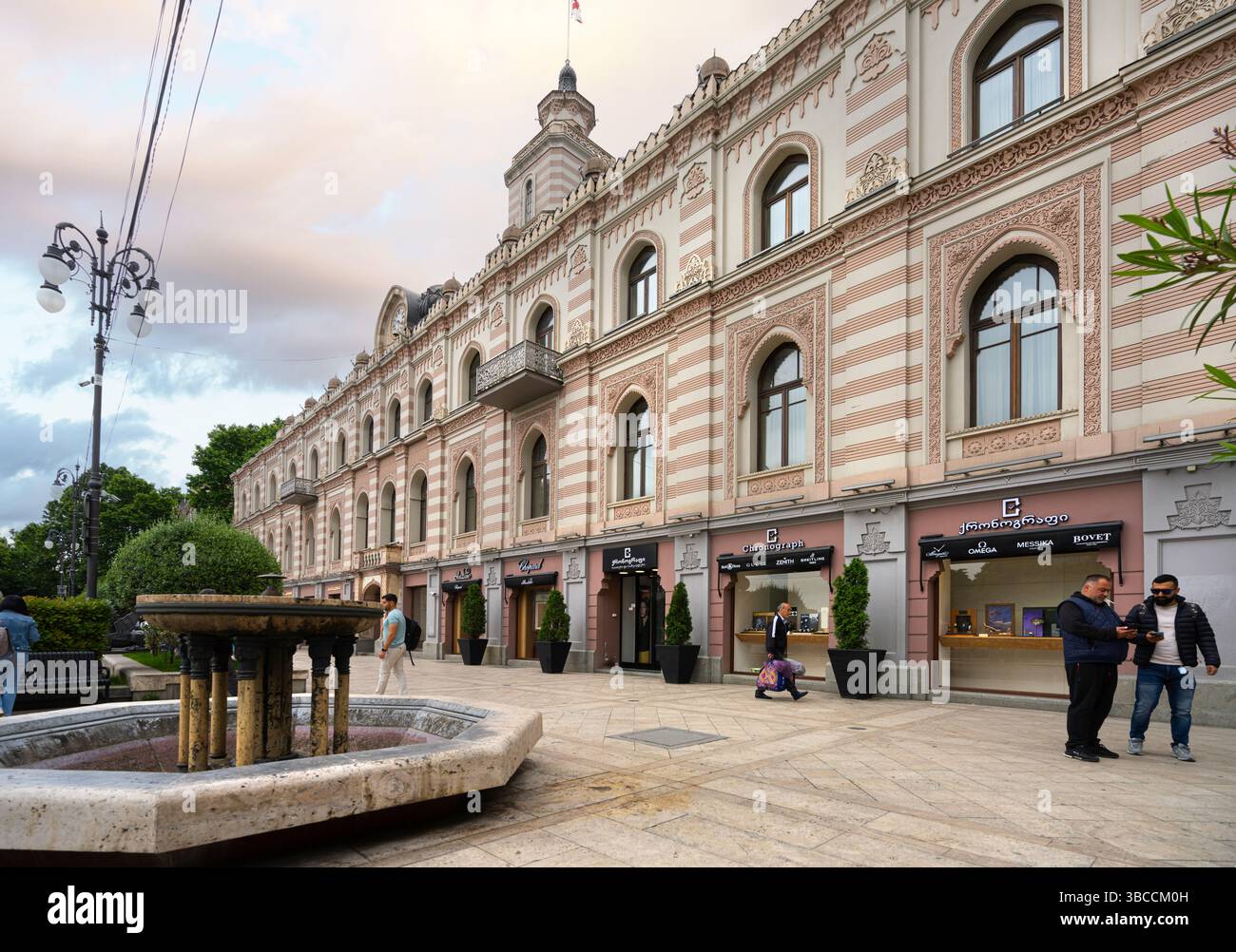 Tiflis, Georgien. Mai 2025. Außenansicht des Gemeindegebäudes der Stadt Tiflis auf dem Freiheitsplatz im Stadtzentrum Stockfoto