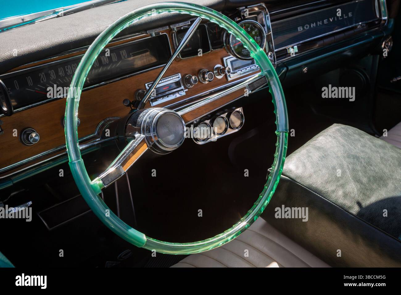 Innenraum eines klassischen restaurierten Bonneville-Fahrzeugs mit Lenkrad und Armaturenbrett. 2025 Stockfoto