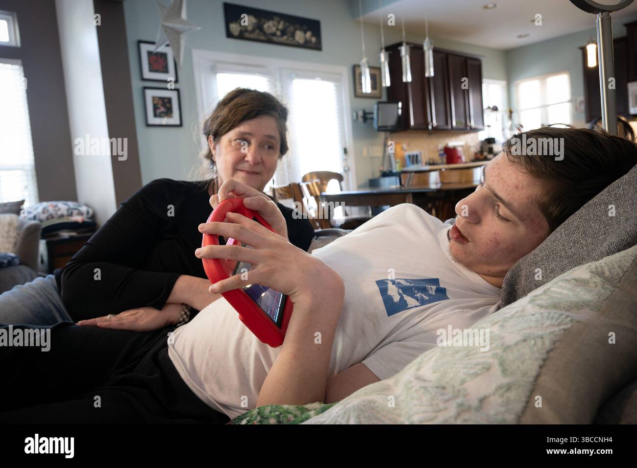 Ft. Mill, South Carolina, USA. März 2025. Beth Hodges macht Witze mit ihrem 19-jährigen Sohn Jack, der an einer seltenen Krampfanfallsstörung namens Dravet-Syndrom sowie Autismus der Stufe 3 leidet. (Kreditbild: © Robin Rayne/ZUMA Press Wire) NUR REDAKTIONELLE VERWENDUNG! Nicht für kommerzielle ZWECKE! Stockfoto