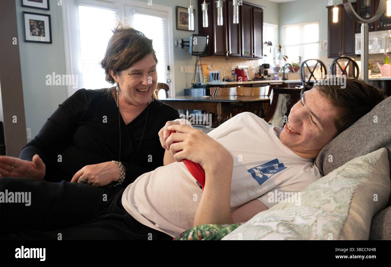 Ft. Mill, South Carolina, USA. März 2025. Beth Hodges macht Witze mit ihrem 19-jährigen Sohn Jack, der an einer seltenen Krampfanfallsstörung namens Dravet-Syndrom sowie Autismus der Stufe 3 leidet. (Kreditbild: © Robin Rayne/ZUMA Press Wire) NUR REDAKTIONELLE VERWENDUNG! Nicht für kommerzielle ZWECKE! Stockfoto