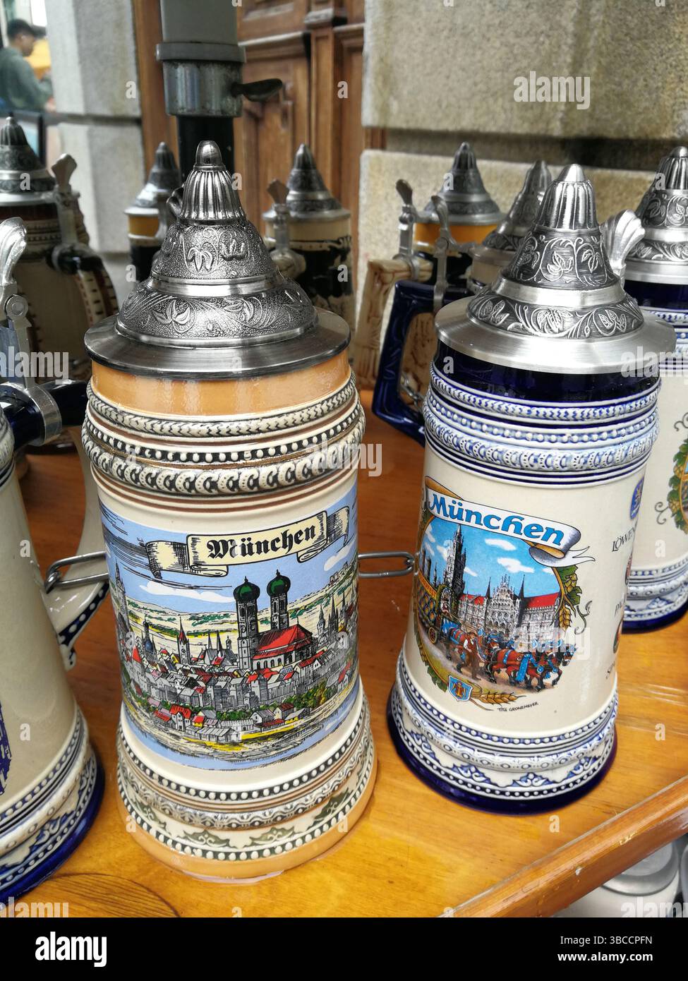 Zwei Bierbecher auf dem Hintergrund der Münchener Innenstadt. München, Deutschland, 2019 Stockfoto Zwei Bierbecher auf dem Hintergrund der Münchener Innenstadt. München, Deutschland, 2019 Stockfoto