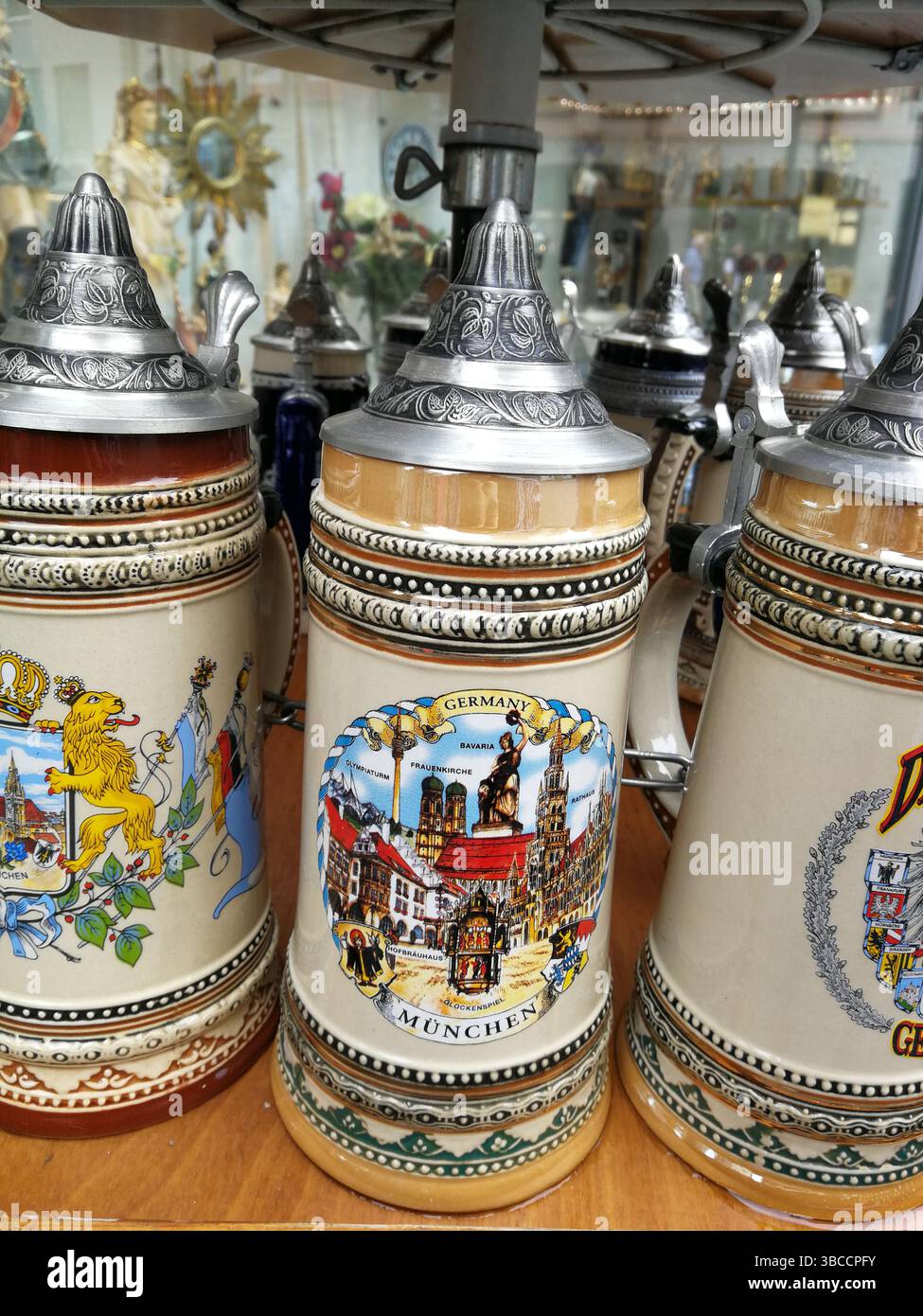 Zwei Bierbecher auf dem Hintergrund der Münchener Innenstadt. München, Deutschland, 2019 Stockfoto Zwei Bierbecher auf dem Hintergrund der Münchener Innenstadt. München, Deutschland, 2019 Stockfoto