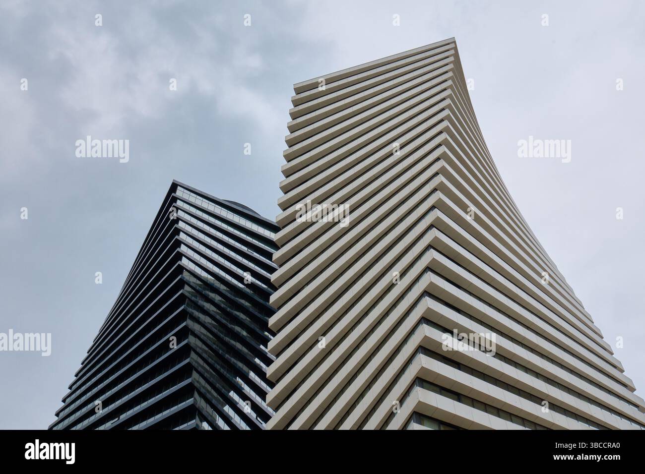 Modernes architektonisches Design mit einzigartigen Gebäudewinkeln Stockfoto