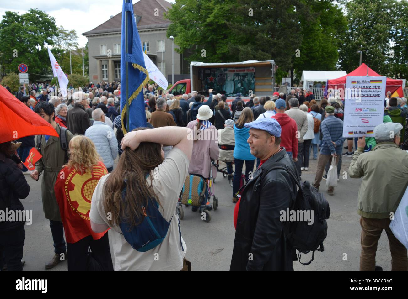 Berlin, Deutschland - 8. Mai 2025 - Kommunisten treffen sich vor dem Museum Berlin-Karlshorst zum 80. Jahrestag der deutschen Kapitulation. (Foto: Markku Rainer Peltonen) Stockfoto