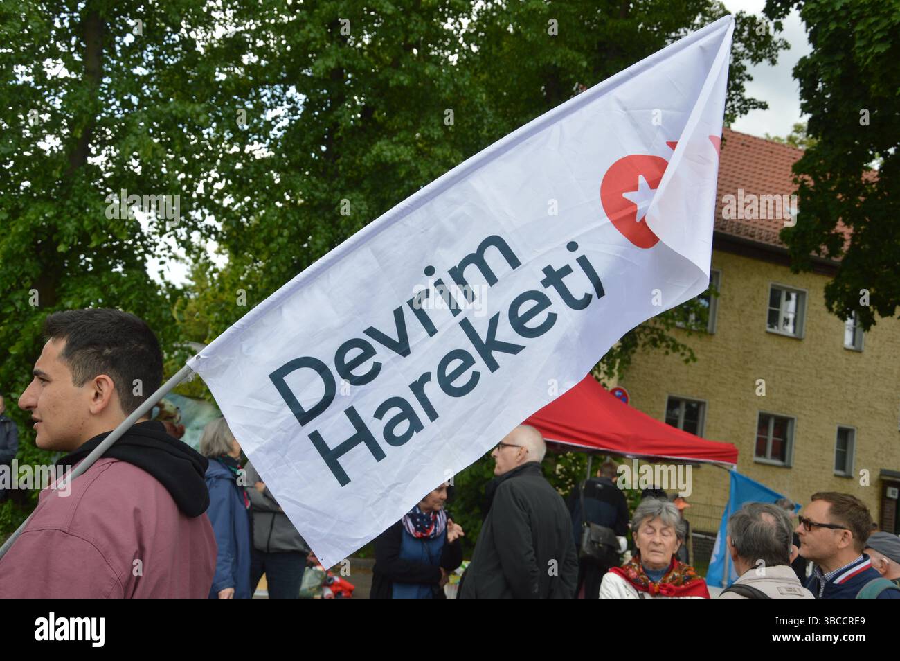 Berlin, Deutschland - 8. Mai 2025 - Kommunisten treffen sich vor dem Museum Berlin-Karlshorst zum 80. Jahrestag der deutschen Kapitulation. (Foto: Markku Rainer Peltonen) Stockfoto