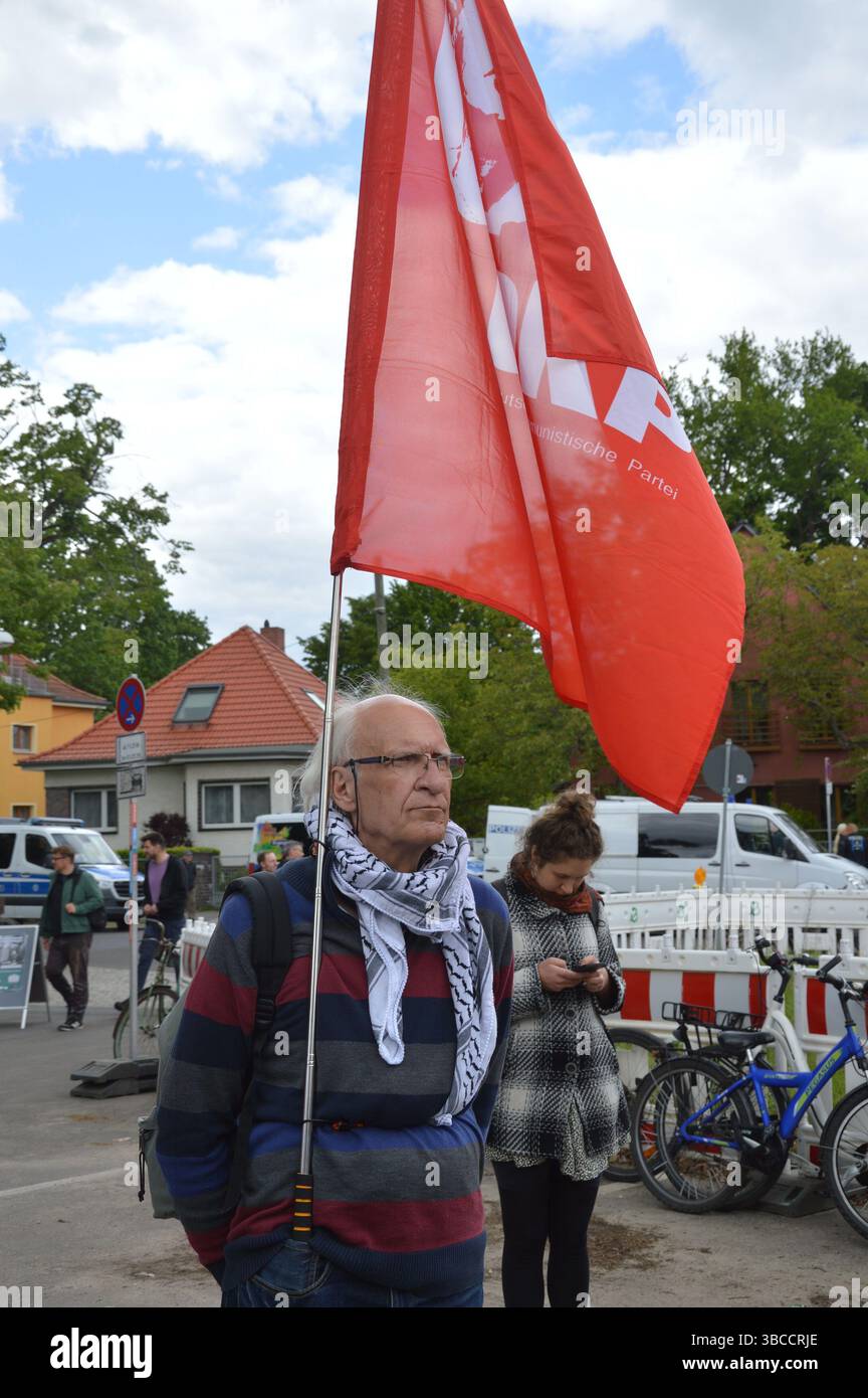 Berlin, Deutschland - 8. Mai 2025 - Kommunisten treffen sich vor dem Museum Berlin-Karlshorst zum 80. Jahrestag der deutschen Kapitulation. (Foto: Markku Rainer Peltonen) Stockfoto