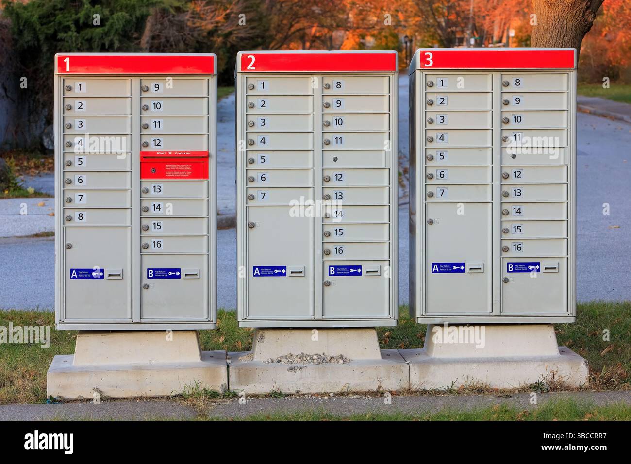 Stehende Postfächer Der Kanadischen Stadtgemeinde Stockfoto