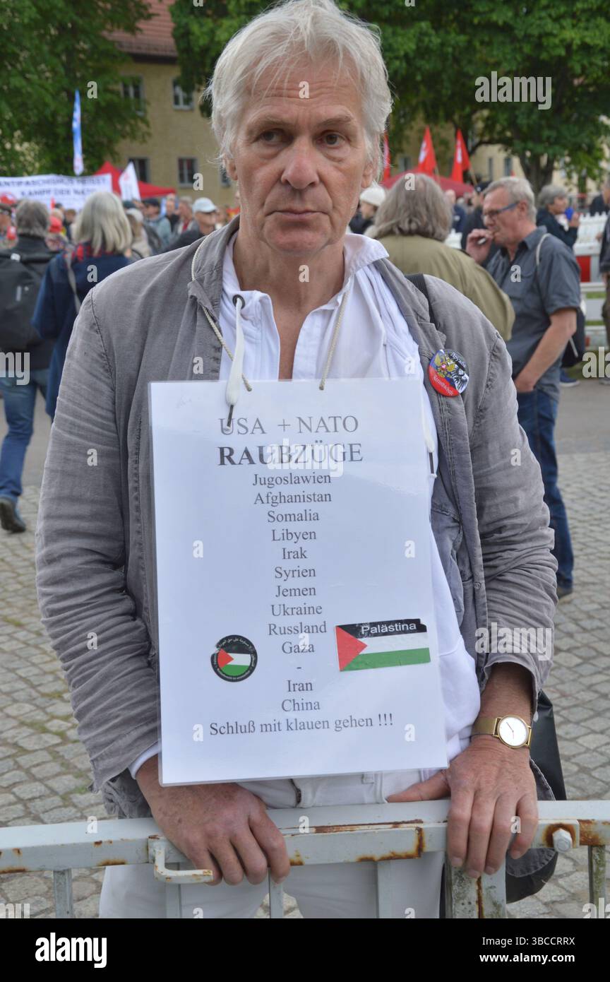 Berlin, Deutschland - 8. Mai 2025 - Kommunisten treffen sich vor dem Museum Berlin-Karlshorst zum 80. Jahrestag der deutschen Kapitulation. (Foto: Markku Rainer Peltonen) Stockfoto