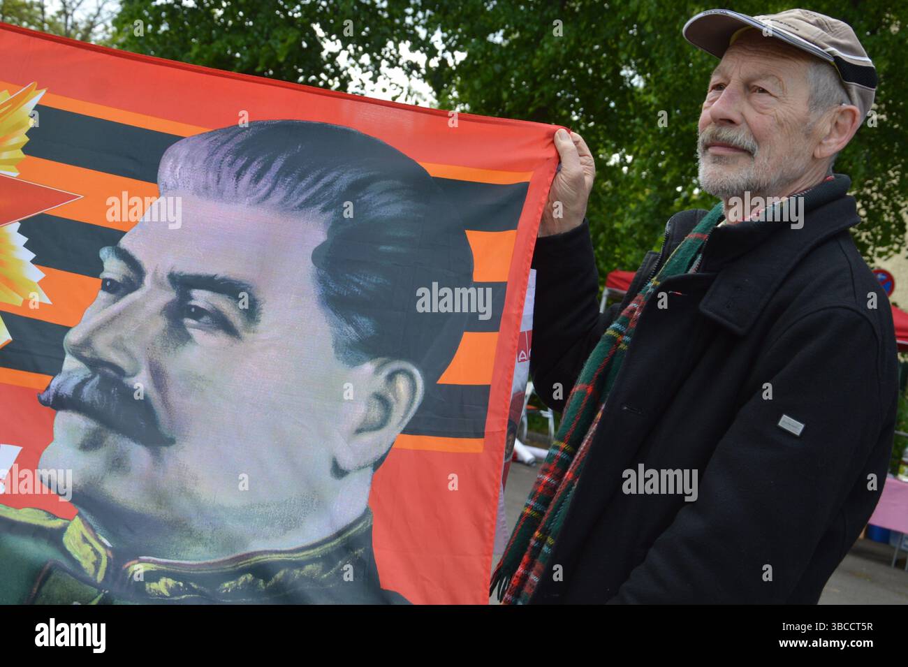 Berlin, Deutschland - 8. Mai 2025 - Kommunisten treffen sich vor dem Museum Berlin-Karlshorst zum 80. Jahrestag der deutschen Kapitulation. (Foto: Markku Rainer Peltonen) Stockfoto