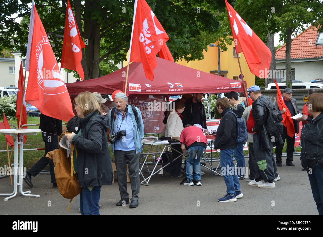 Berlin, Deutschland - 8. Mai 2025 - Kommunisten treffen sich vor dem Museum Berlin-Karlshorst zum 80. Jahrestag der deutschen Kapitulation. (Foto: Markku Rainer Peltonen) Stockfoto