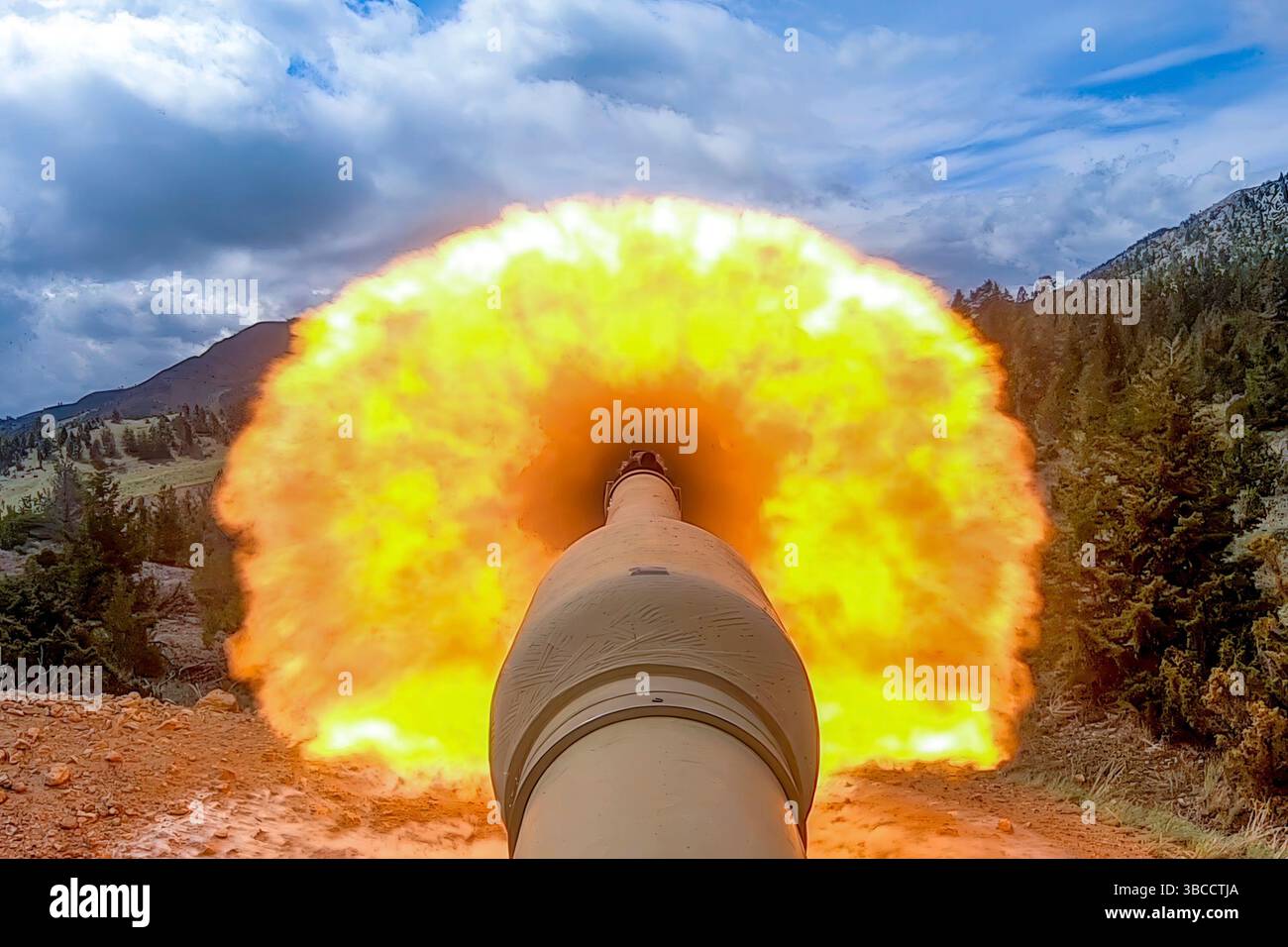 Montanas 1-163. Kombi-Arms-Bataillon beherbergte über ein Dutzend Soldaten der britischen Armee der Royal Wessex Yeomanry (RWxY) in der Limestone Hills Training Facility, um ihren gepanzerten Besatzungsmitgliedern beim Übergang zum Challenger 3-Panzer zu helfen, der derzeit in Produktion ist. Die Ausbildung beinhaltete britische Panzerbesatzungsmitglieder, die in ihren zugewiesenen Rollen auf der M1A2 Abrams zusammen mit unseren Soldaten der Montana National Guard dienten. Diese Art der gemeinsamen Ausbildung dient der Verbesserung der Bereitschaft der britischen Armee, dem Aufbau stärkerer Alliierter Partnerschaften und der Projektion von Todesopfer auf dem Schlachtfeld. Stockfoto