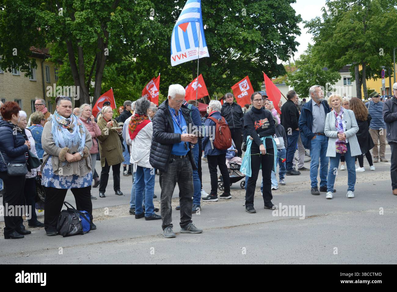 Berlin, Deutschland - 8. Mai 2025 - Kommunisten treffen sich vor dem Museum Berlin-Karlshorst zum 80. Jahrestag der deutschen Kapitulation. (Foto: Markku Rainer Peltonen) Stockfoto