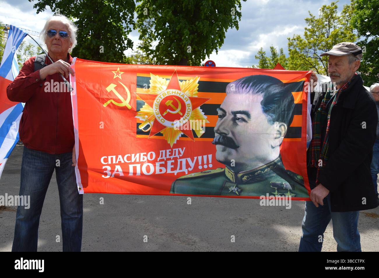 Berlin, Deutschland - 8. Mai 2025 - Kommunisten treffen sich vor dem Museum Berlin-Karlshorst zum 80. Jahrestag der deutschen Kapitulation. (Foto: Markku Rainer Peltonen) Stockfoto