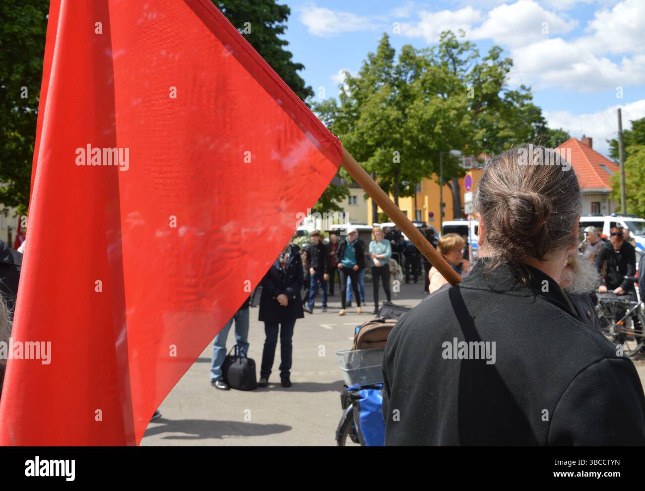 Berlin, Deutschland - 8. Mai 2025 - Kommunisten treffen sich vor dem Museum Berlin-Karlshorst zum 80. Jahrestag der deutschen Kapitulation. (Foto: Markku Rainer Peltonen) Stockfoto