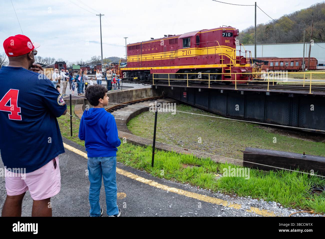 Chattanooga, Tennessee – Besucher beobachten, wie eine Lokomotive auf einer Drehscheibe bei der Tennessee Valley Railroad gedreht wird. Die TVRR ist eine Heritage railr Stockfoto