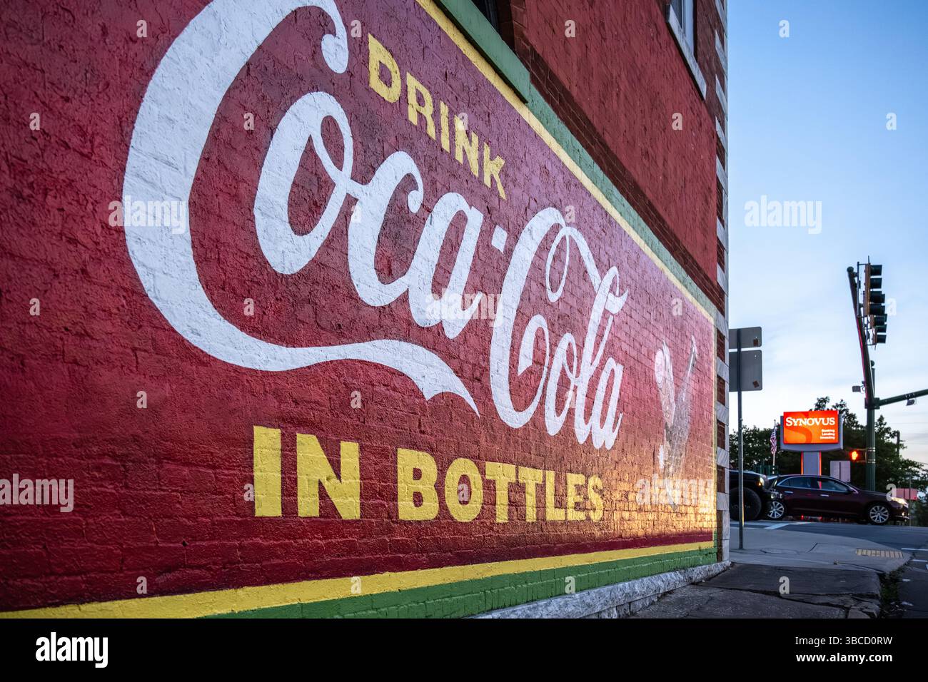 Bemaltes Wandgemälde „Drink Coca-Cola in Bottling Company“ in der Innenstadt von Jasper, Georgia. (USA) Stockfoto
