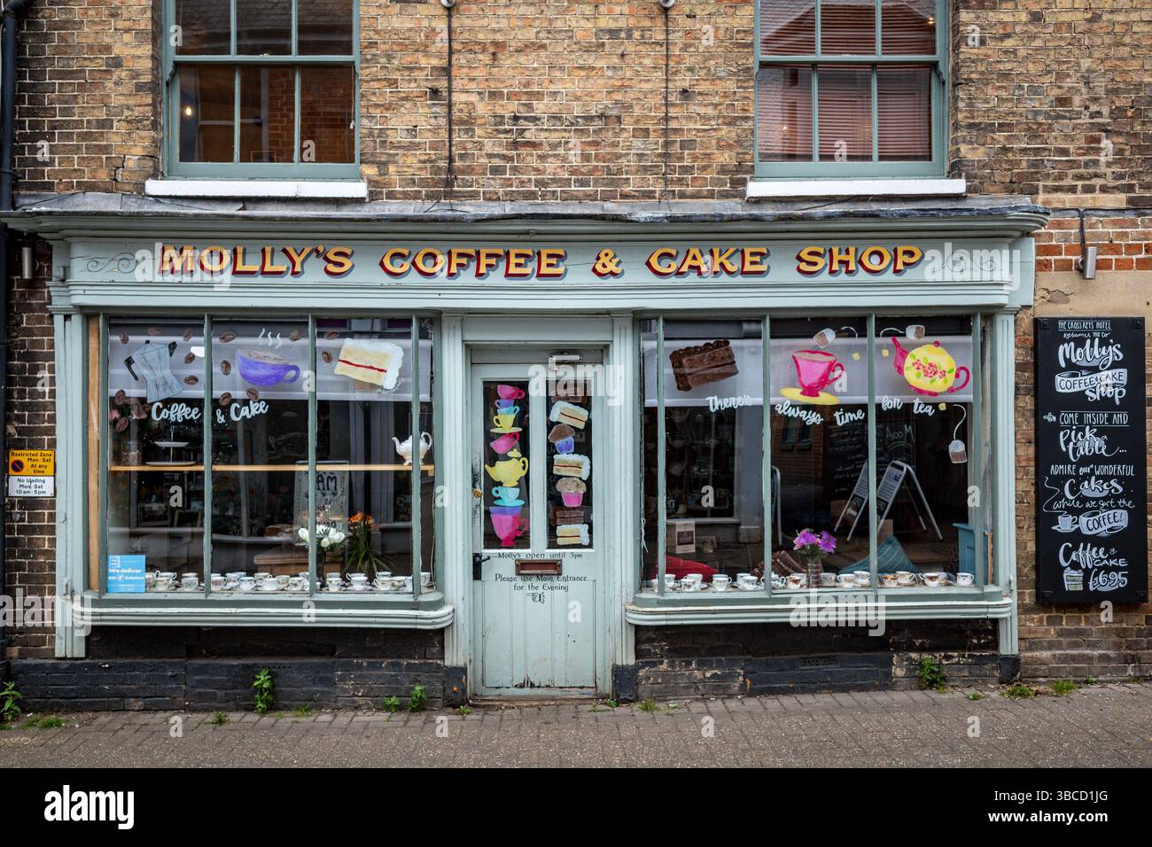 Mollys Coffee & Cake Shop. Safran Walden Coffee Shop - Ein malerisches Café in der East Anglian Marktstadt Saffron Walden Stockfoto