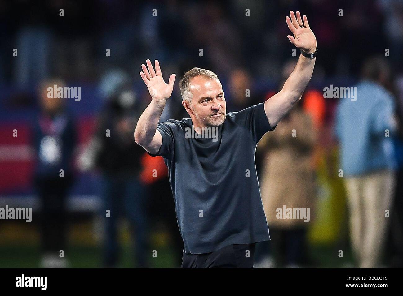 Barcelona, Spanien, Spanien. Mai 2025. Hansi FLICK of Barcelona feiert den ersten Platz in der spanischen La Liga Meisterschaft 2024-25 mit der Trophäe während des LaLiga-Spiels zwischen dem FC Barcelona und Villarreal CF bei Estadi Olimpic Lluis Companys am 18. Mai 2025 in Barcelona. (Kreditbild: © Matthieu Mirville/ZUMA Press Wire) NUR REDAKTIONELLE VERWENDUNG! Nicht für kommerzielle ZWECKE! Stockfoto
