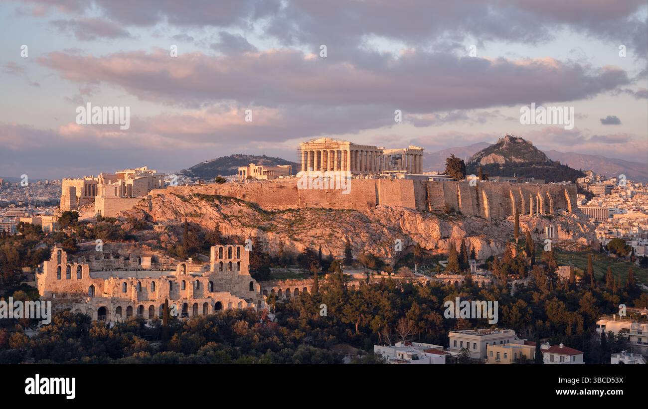 Die Akropolis von Athen bei Sonnenuntergang, mit dem Parthenon, Erechtheion und Odeon des Herodes Atticus sichtbar, Griechenland Stockfoto