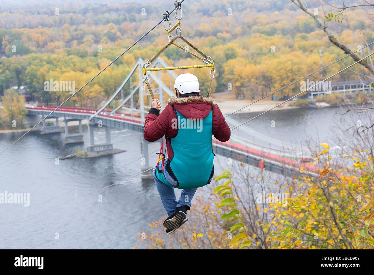 Troll über den Fluss. Extreme Unterhaltung lebendige Eindrücke. Stockfoto