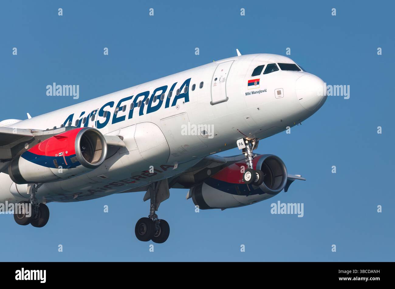 Larnaca, Zypern - 29. Juni 2024: Air Serbia Airbus A319 nähert sich der Landebahn mit abgesenktem Fahrwerk und ausgefahrenen Laschen Stockfoto