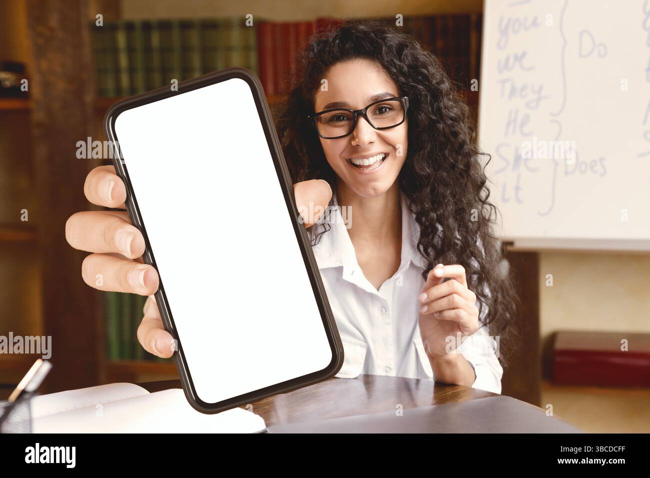 Lächelnde Junge Frau, Die Hand Für Handshake An Der Kamera Gibt Stockfoto