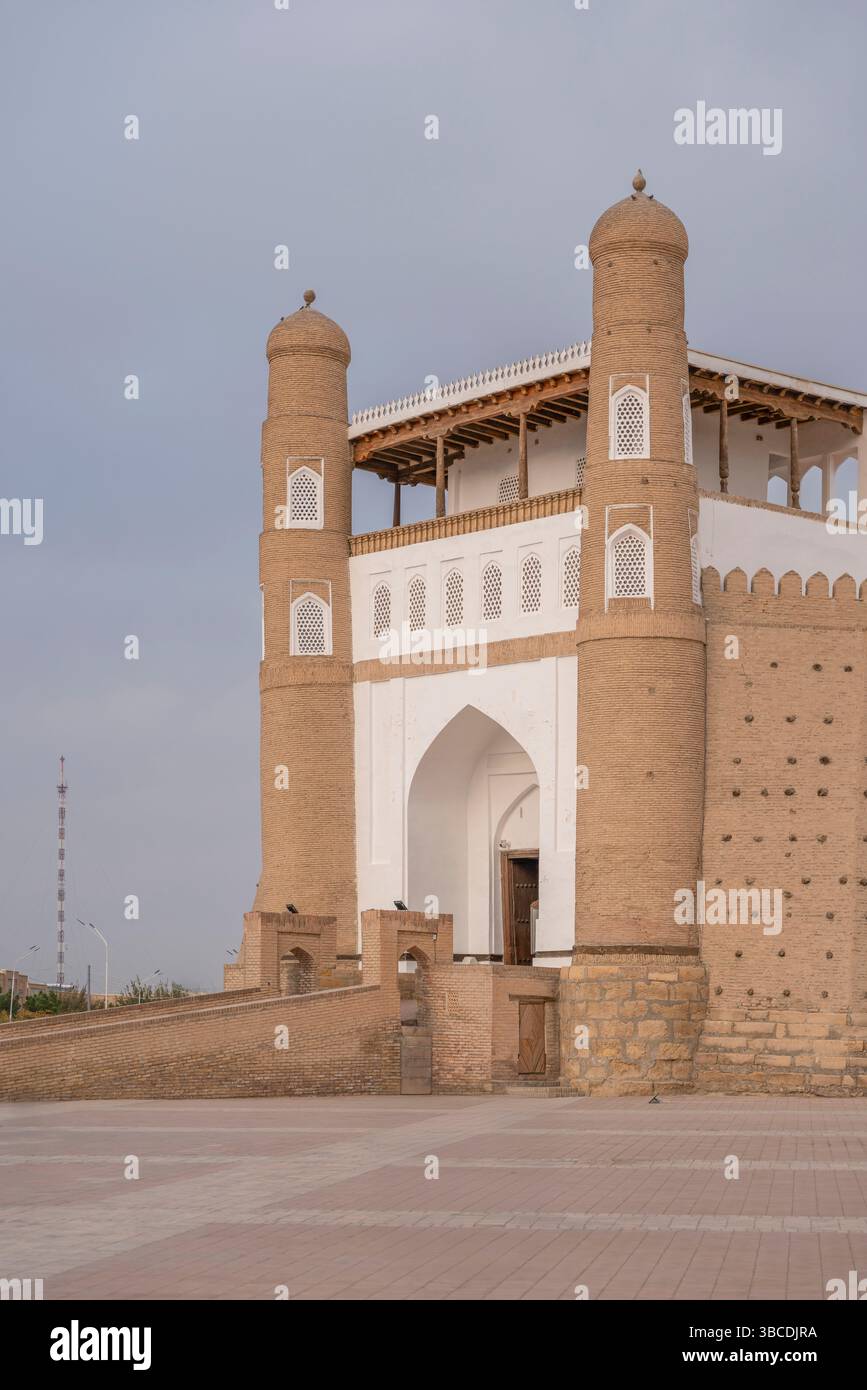 Das monumentale Eingangstor der Archen-Festung in Buchara verfügt über hohe Türme und einen zentralen Bogen, der die historische Macht der Stadt symbolisiert. Stockfoto