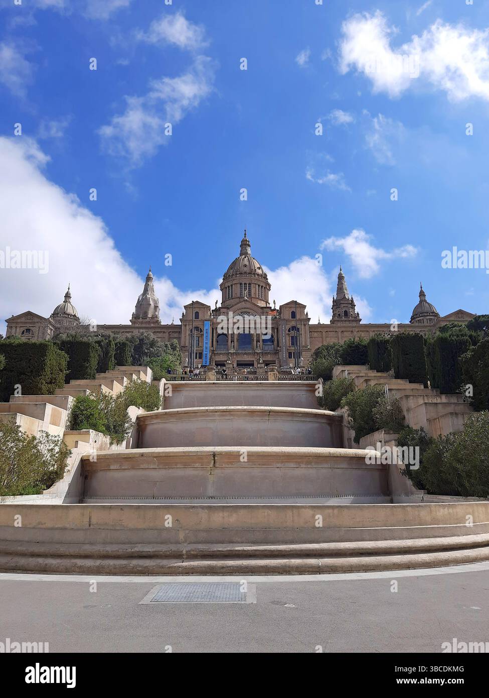 Barcelona Katalonien Spanien. April 2025. Weite Aufnahme des MNAC mit symmetrischer Treppe, die zum Kuppelmuseum auf dem Hügel Montjuic führt Stockfoto
