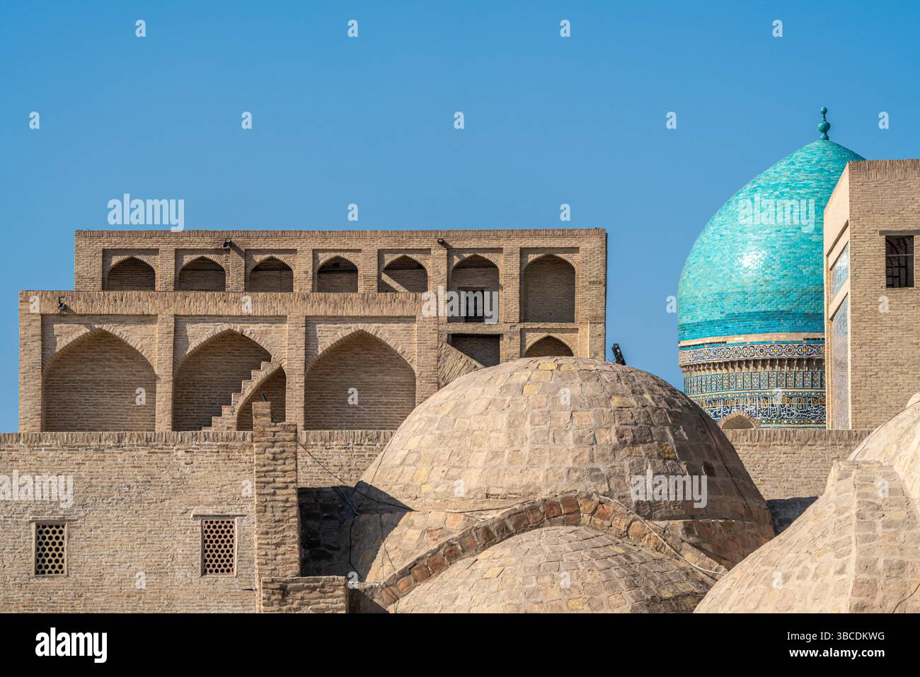 Ein Kuppeldach und gewölbte Fenster definieren mir-i-Arab Madrasa in Buchara, Usbekistan, ein Zentrum der islamischen Bildung und des spirituellen Lebens. Stockfoto