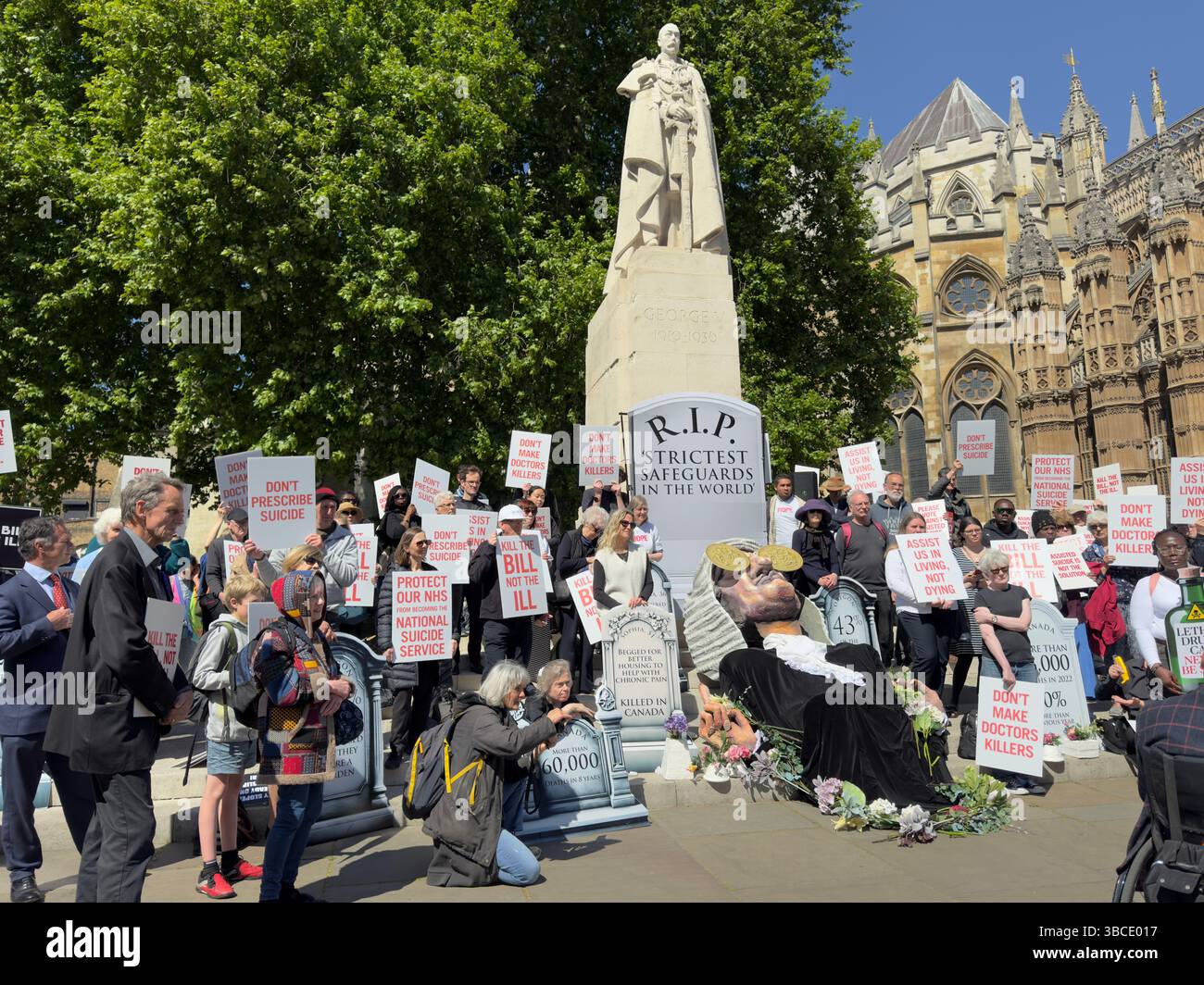 Demonstranten versammeln sich vor dem parlament, um ihre Bedenken gegen die Debatte über das Sterbegesetz zum Ausdruck zu bringen. Stockfoto