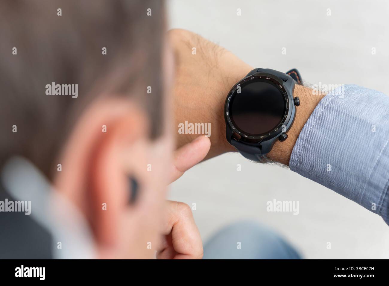 Smartwatch leerer Bildschirm Nachbau Verschleiß auf der Hand.. Stahl metallic Zeituhr mockup Metallband. Smartwatch Design Präsentation leere Display Temperatur Stockfoto
