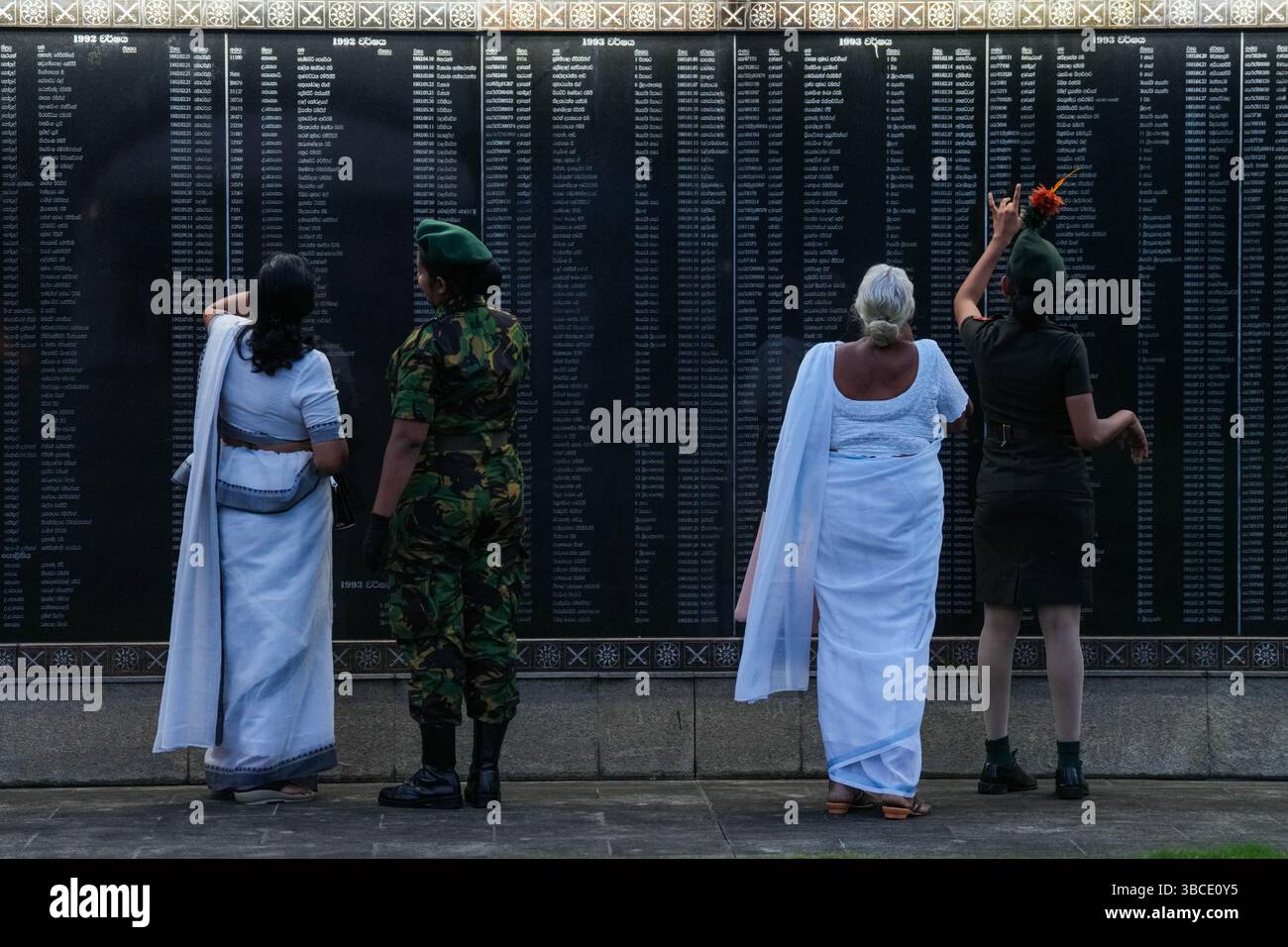 Kotte, Sri Lanka. Mai 2025. Die Menschen sehen sich Namen an einer Gedenkmauer während des National war Helden' Day in Kotte, Sri Lanka, am 19. Mai 2025 an. Sri Lanka feierte am Montag den 16. Nationalheldentag. Dies fällt mit dem Ende des 30-jährigen Konflikts im Jahr 2009 zusammen. Quelle: Thilina Kaluthotage/Xinhua/Alamy Live News Stockfoto