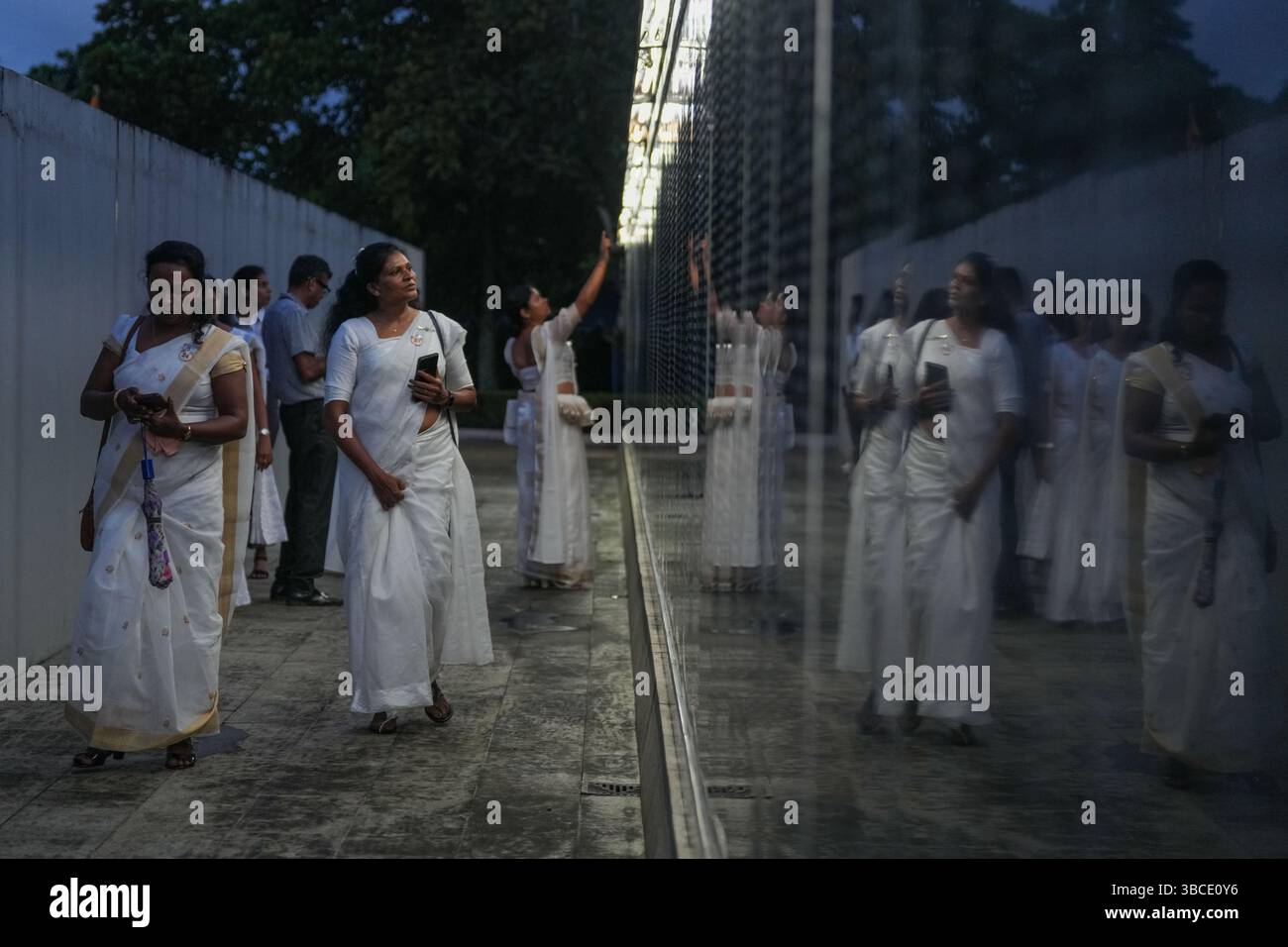 Kotte, Sri Lanka. Mai 2025. Die Menschen sehen sich Namen an einer Gedenkmauer während des National war Helden' Day in Kotte, Sri Lanka, am 19. Mai 2025 an. Sri Lanka feierte am Montag den 16. Nationalheldentag. Dies fällt mit dem Ende des 30-jährigen Konflikts im Jahr 2009 zusammen. Quelle: Thilina Kaluthotage/Xinhua/Alamy Live News Stockfoto