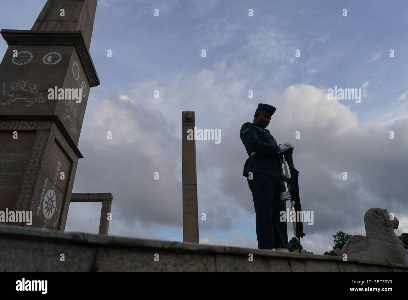 Kotte, Sri Lanka. Mai 2025. Ein Soldat steht in stiller Hommage vor dem war Heroes Monument in Kotte, Sri Lanka, 19. Mai 2025. Sri Lanka feierte am Montag den 16. Nationalheldentag. Dies fällt mit dem Ende des 30-jährigen Konflikts im Jahr 2009 zusammen. Quelle: Thilina Kaluthotage/Xinhua/Alamy Live News Stockfoto
