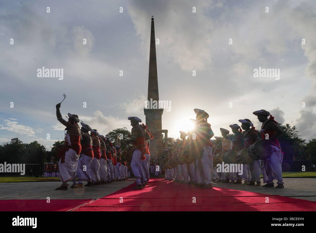 Kotte, Sri Lanka. Mai 2025. Tänzerinnen und Tänzerinnen treten am 19. Mai 2025 bei den Feierlichkeiten zum National war Heroes' Day in Kotte, Sri Lanka, auf. Sri Lanka feierte am Montag den 16. Nationalheldentag. Dies fällt mit dem Ende des 30-jährigen Konflikts im Jahr 2009 zusammen. Quelle: Thilina Kaluthotage/Xinhua/Alamy Live News Stockfoto