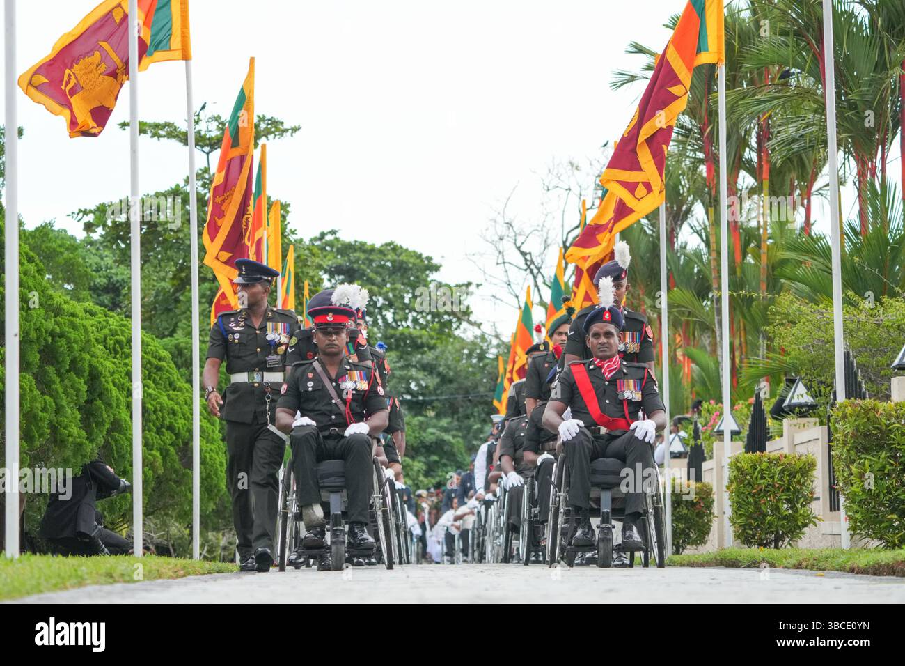 Kotte, Sri Lanka. Mai 2025. Soldaten mit Behinderungen nehmen am 19. Mai 2025 an den Feierlichkeiten zum Nationalheldentag in Kotte, Sri Lanka, Teil. Sri Lanka feierte am Montag den 16. Nationalheldentag. Dies fällt mit dem Ende des 30-jährigen Konflikts im Jahr 2009 zusammen. Quelle: Thilina Kaluthotage/Xinhua/Alamy Live News Stockfoto