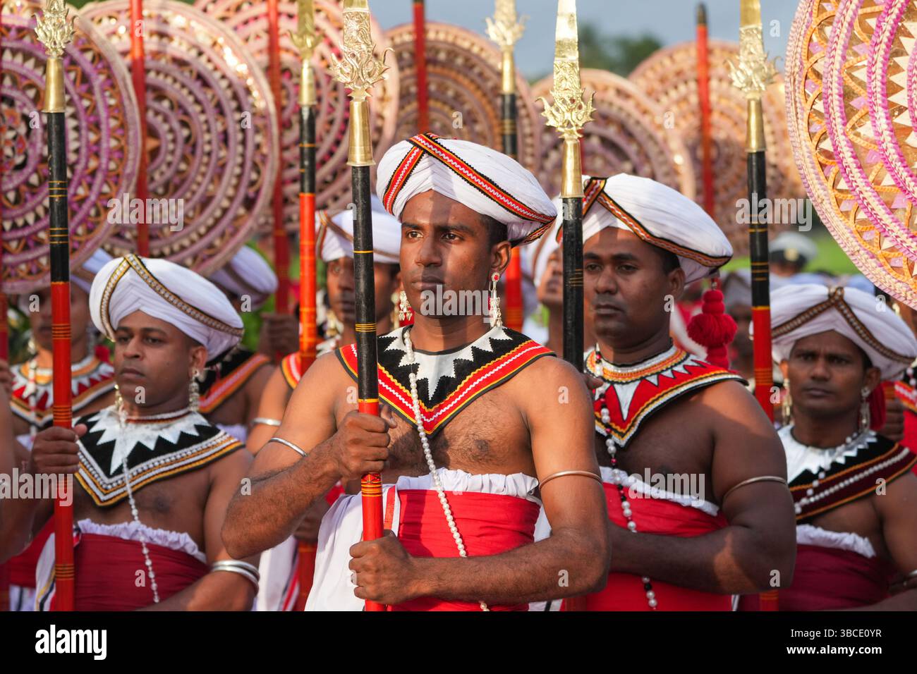 Kotte, Sri Lanka. Mai 2025. Tänzerinnen und Tänzerinnen treten am 19. Mai 2025 bei den Feierlichkeiten zum National war Heroes' Day in Kotte, Sri Lanka, auf. Sri Lanka feierte am Montag den 16. Nationalheldentag. Dies fällt mit dem Ende des 30-jährigen Konflikts im Jahr 2009 zusammen. Quelle: Thilina Kaluthotage/Xinhua/Alamy Live News Stockfoto