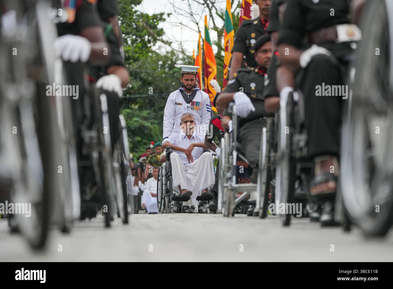 Kotte, Sri Lanka. Mai 2025. Soldaten mit Behinderungen nehmen am 19. Mai 2025 an den Feierlichkeiten zum Nationalheldentag in Kotte, Sri Lanka, Teil. Sri Lanka feierte am Montag den 16. Nationalheldentag. Dies fällt mit dem Ende des 30-jährigen Konflikts im Jahr 2009 zusammen. Quelle: Thilina Kaluthotage/Xinhua/Alamy Live News Stockfoto