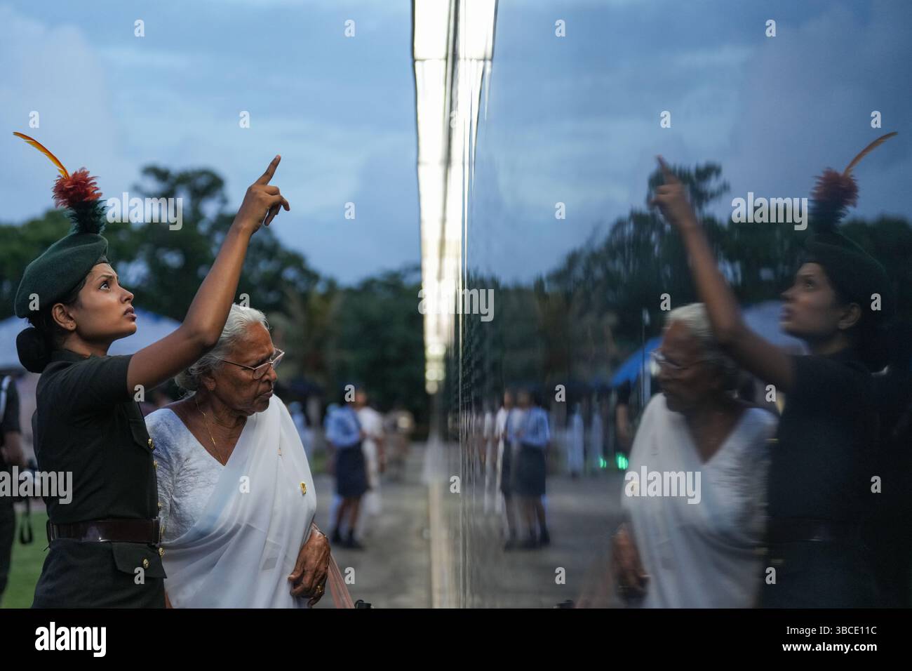Kotte, Sri Lanka. Mai 2025. Die Menschen sehen sich Namen an einer Gedenkmauer während des National war Helden' Day in Kotte, Sri Lanka, am 19. Mai 2025 an. Sri Lanka feierte am Montag den 16. Nationalheldentag. Dies fällt mit dem Ende des 30-jährigen Konflikts im Jahr 2009 zusammen. Quelle: Thilina Kaluthotage/Xinhua/Alamy Live News Stockfoto