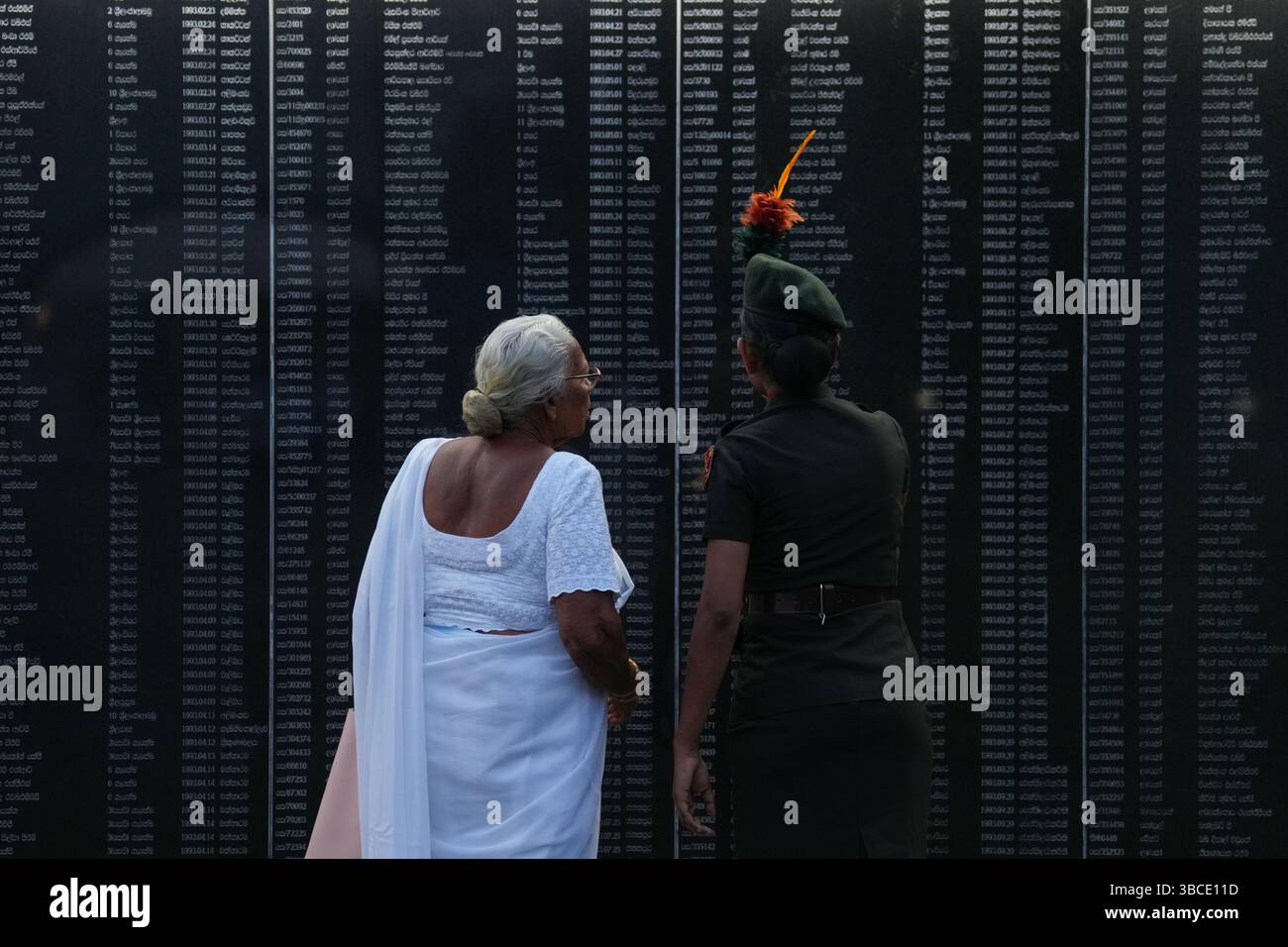 Kotte, Sri Lanka. Mai 2025. Die Menschen sehen sich Namen an einer Gedenkmauer während des National war Helden' Day in Kotte, Sri Lanka, am 19. Mai 2025 an. Sri Lanka feierte am Montag den 16. Nationalheldentag. Dies fällt mit dem Ende des 30-jährigen Konflikts im Jahr 2009 zusammen. Quelle: Thilina Kaluthotage/Xinhua/Alamy Live News Stockfoto