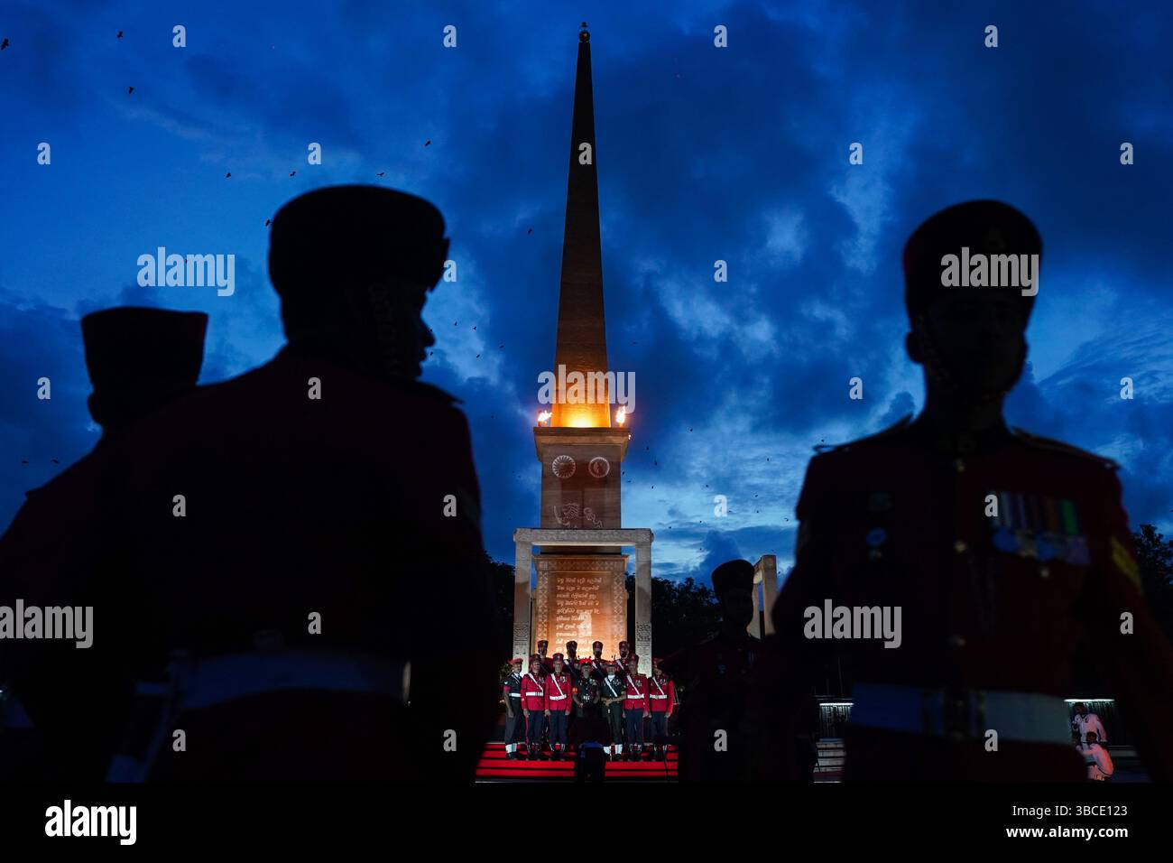 Kotte, Sri Lanka. Mai 2025. Soldaten nehmen am 19. Mai 2025 an den Feierlichkeiten zum Nationalheldentag in Kotte, Sri Lanka, Teil. Sri Lanka feierte am Montag den 16. Nationalheldentag. Dies fällt mit dem Ende des 30-jährigen Konflikts im Jahr 2009 zusammen. Quelle: Thilina Kaluthotage/Xinhua/Alamy Live News Stockfoto