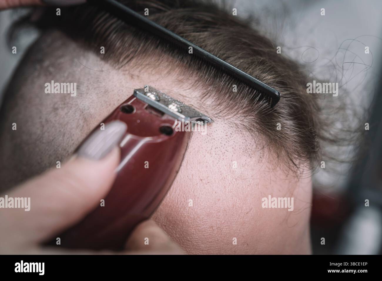 Friseur. Mann mit Frau im Friseurstuhl, Friseur Friseur Friseur Friseur stylt seine Haare Stockfoto