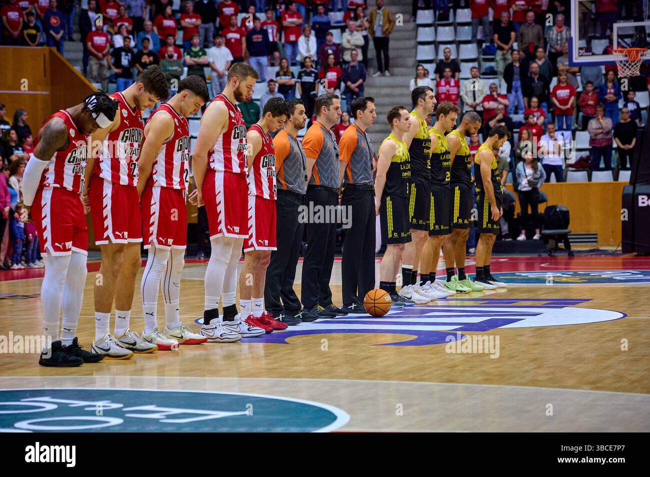 Spieler und Schiedsrichter, die vor dem Spiel des Basketball ACB Liga Endesa Spieltags 30 zwischen Basquet Girona und La Laguna Teneriffa im Fontajau Pavillon gesehen wurden. Basquet Girona 84 : 93 La Laguna Teneriffa Stockfoto