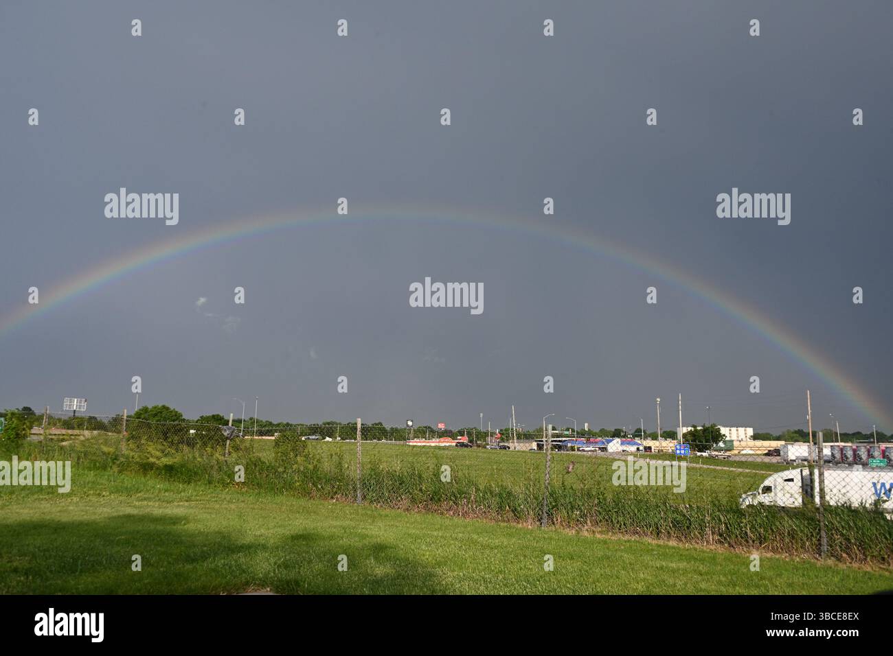 EMPORIA KANSAS, USA - 19. MAI 2025 im mittleren westen bildeten sich heute Nachmittag heftige Gewitter. Rainbow bildet sich über der Hostess Twinkie Bäckerei in der Rt. 35 Autobahnkreuz in Emporia Kansas. Stockfoto
